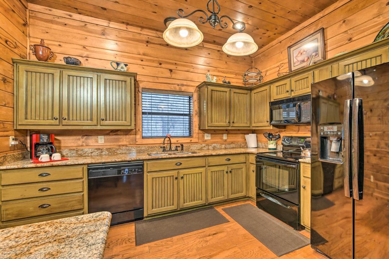 Broken Bow Cabin With Deck, Hot Tub And Fire Pit! Exterior photo
