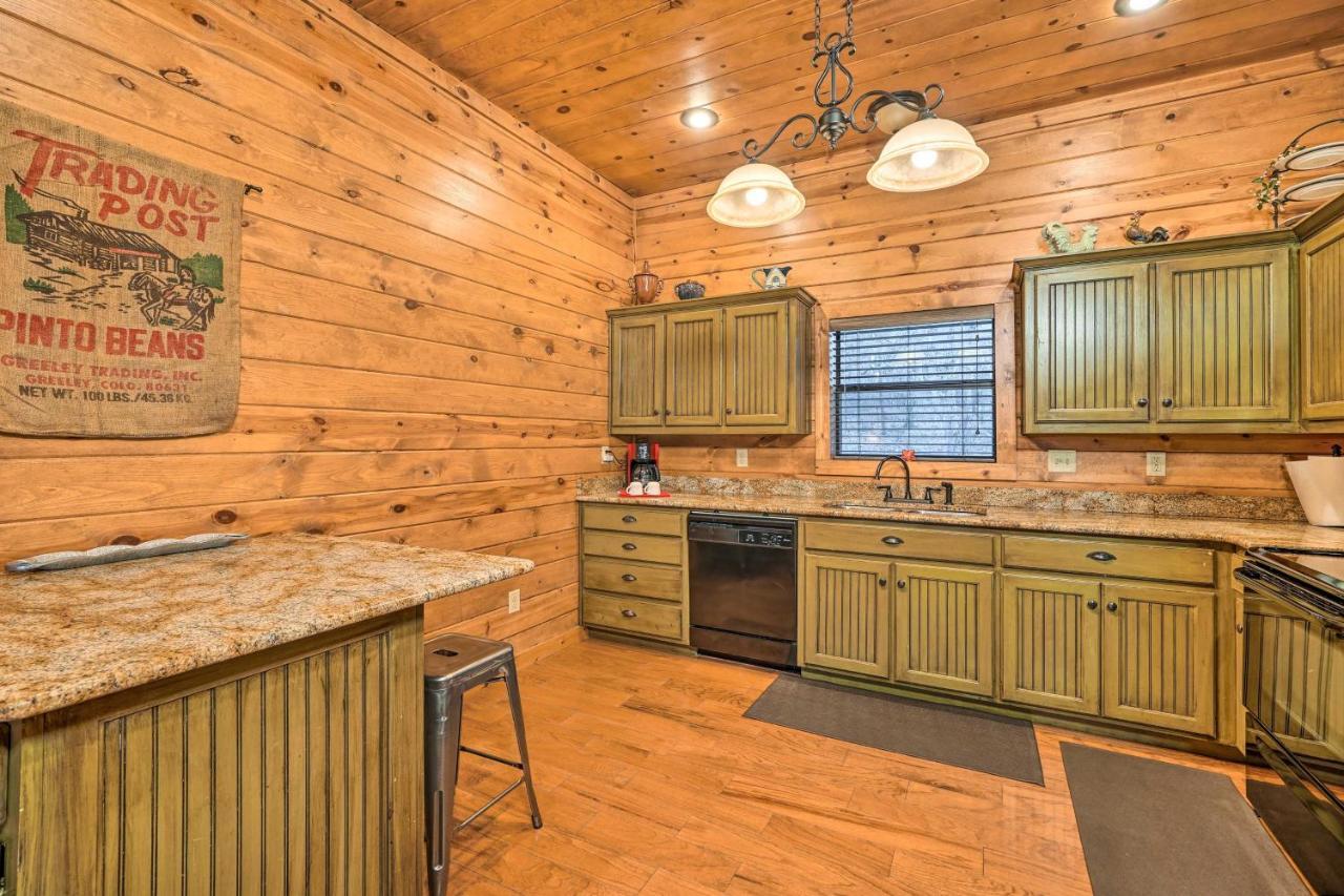 Broken Bow Cabin With Deck, Hot Tub And Fire Pit! Exterior photo